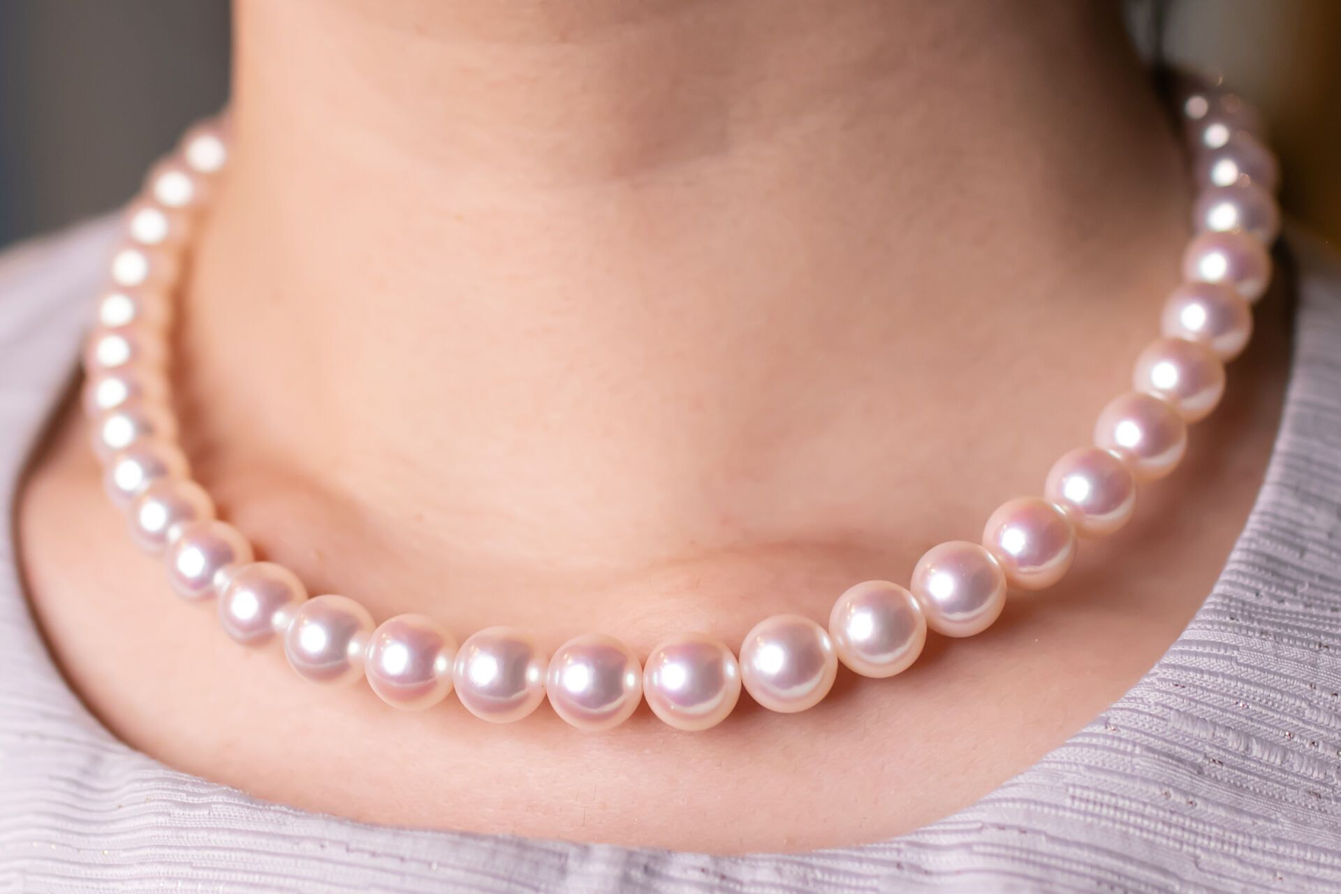 凛と美しい高品質な調色真珠ネックレス