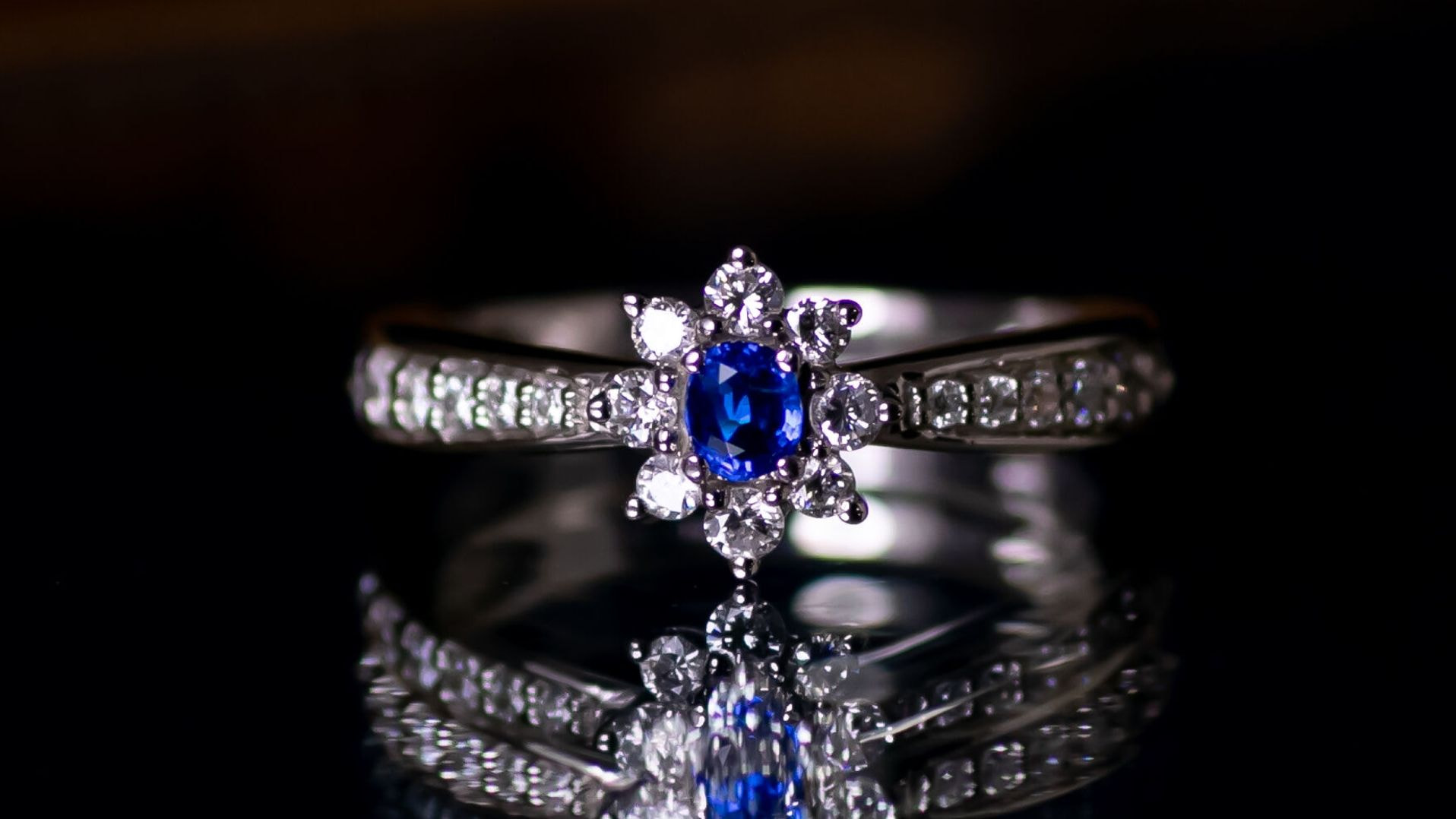 複数の青色宝石から成る石  The color of multiple blue gems