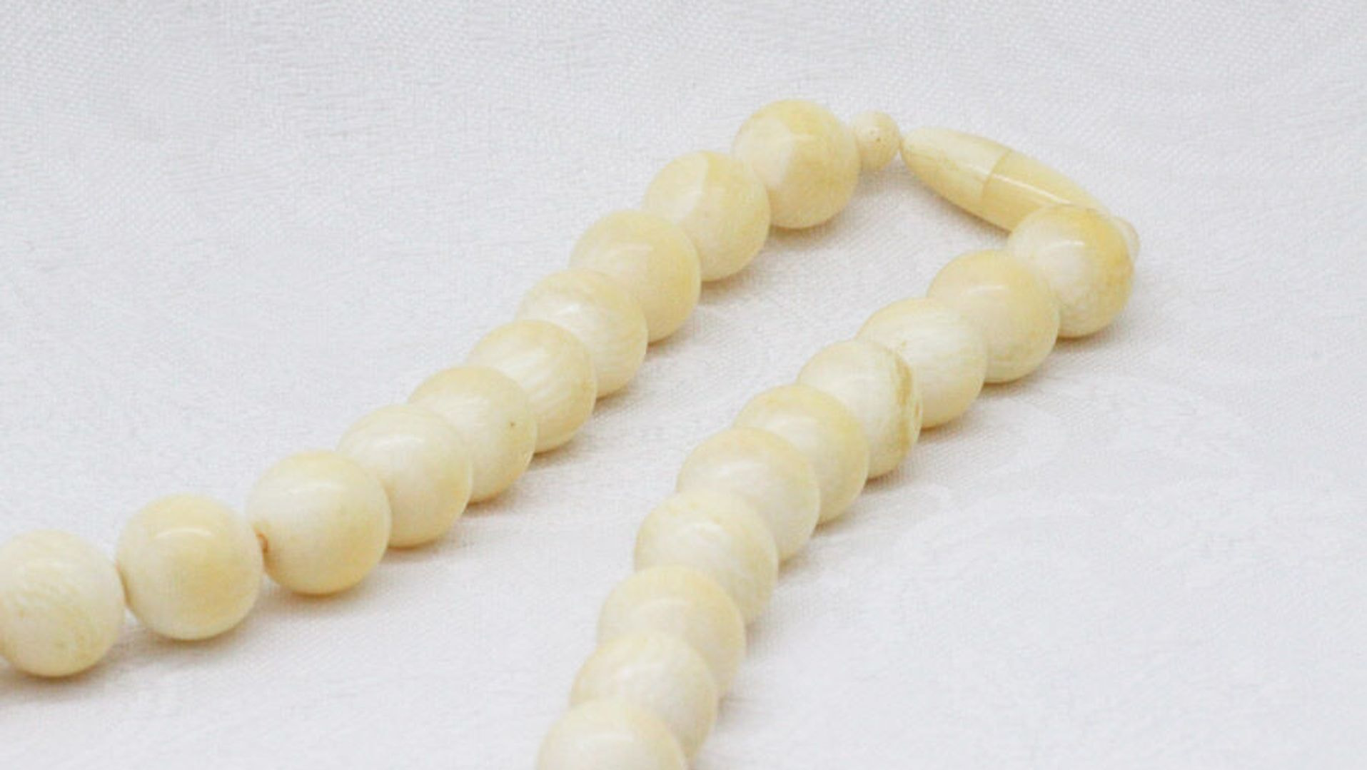 外周部分が機変した象牙のネックレス 外周部分が機変した象牙のネックレス