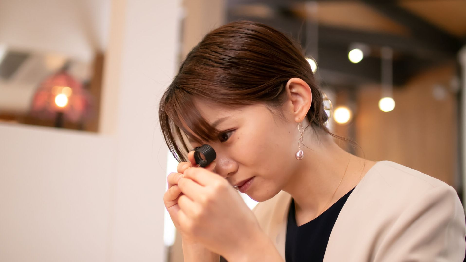 刻印と重さだけで決めない査定。ルーペで宝石とつくりを確認し、根拠を説明するイメージ 刻印と重さだけで決めない査定。ルーペで宝石とつくりを確認し、根拠を説明するイメージ