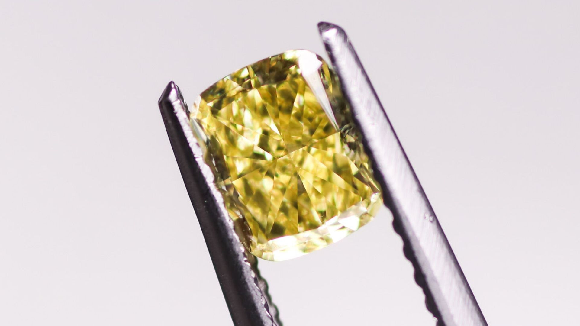 ファンシーカラーダイヤモンドの彩度