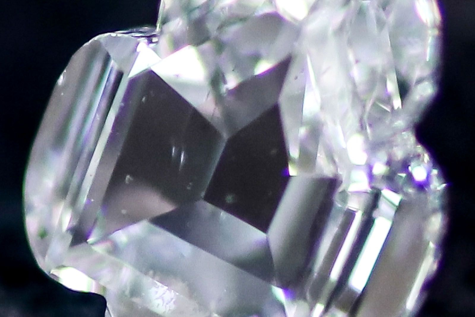 ファンシーカラーダイヤモンドのインクルージョン