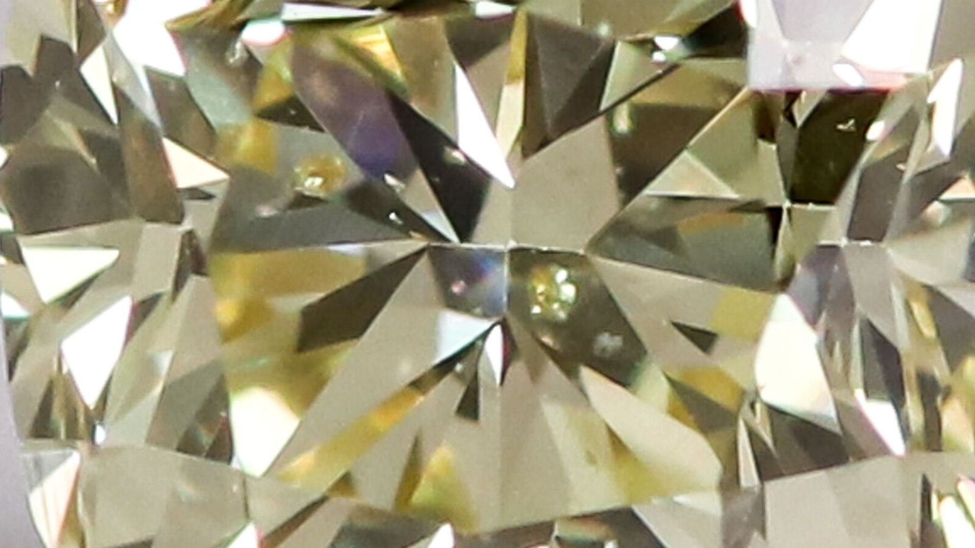 ファンシーカラーダイヤモンドの透明度