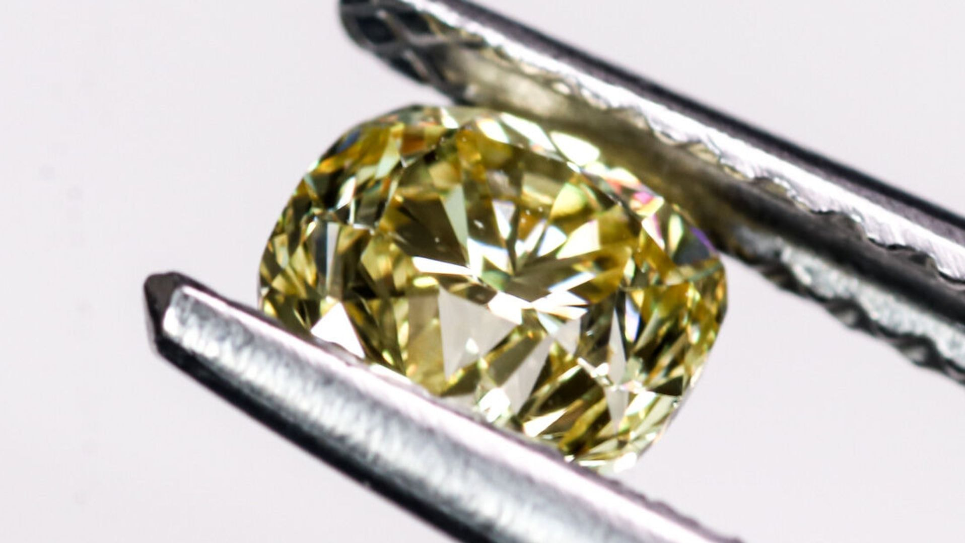 ファンシーカラーダイヤモンドの色