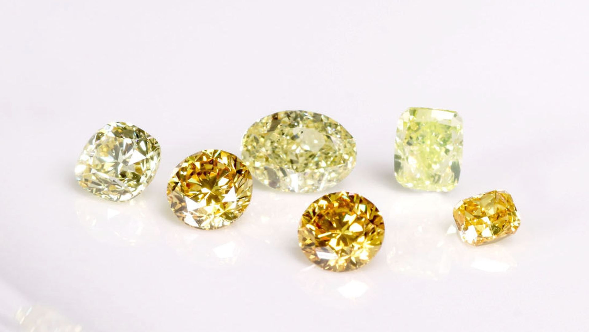 ファンシーカラーダイヤモンドの明度