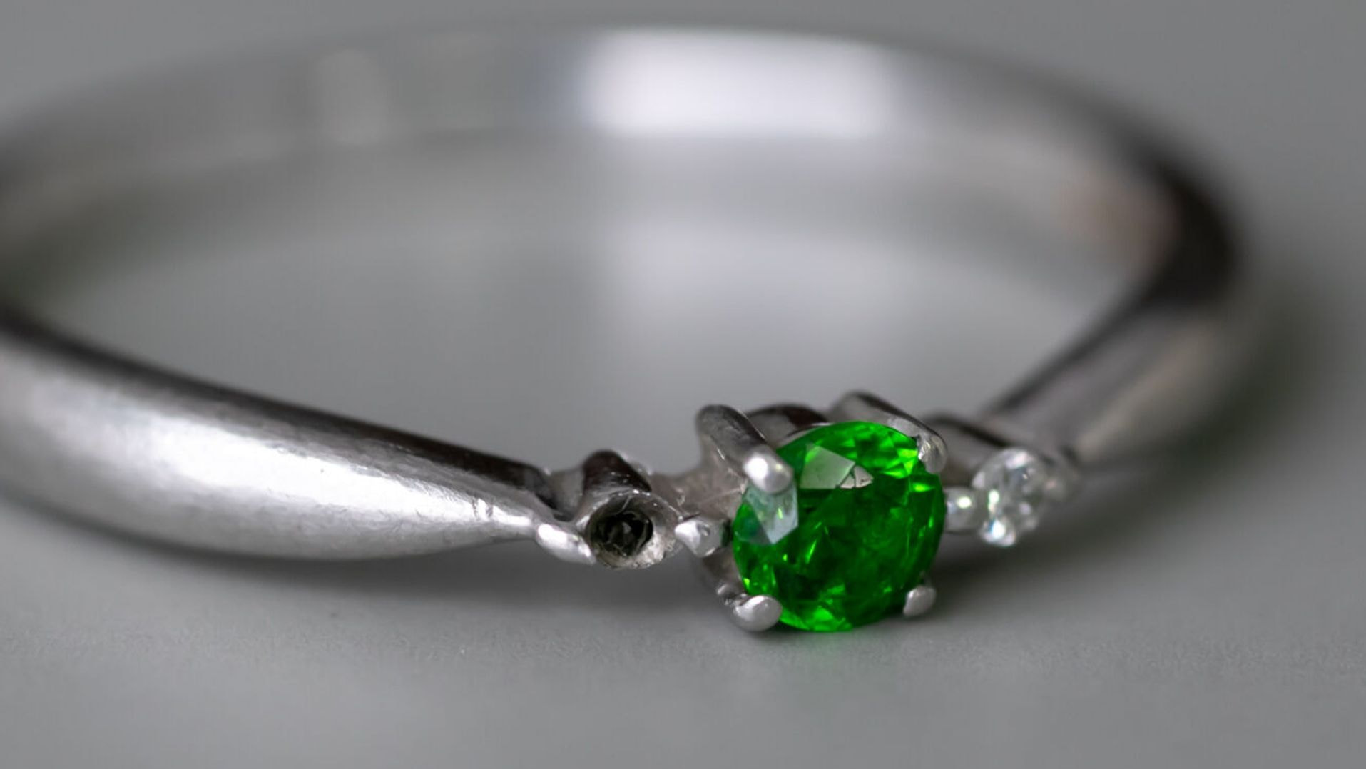 片方のダイヤメレが取れた状態