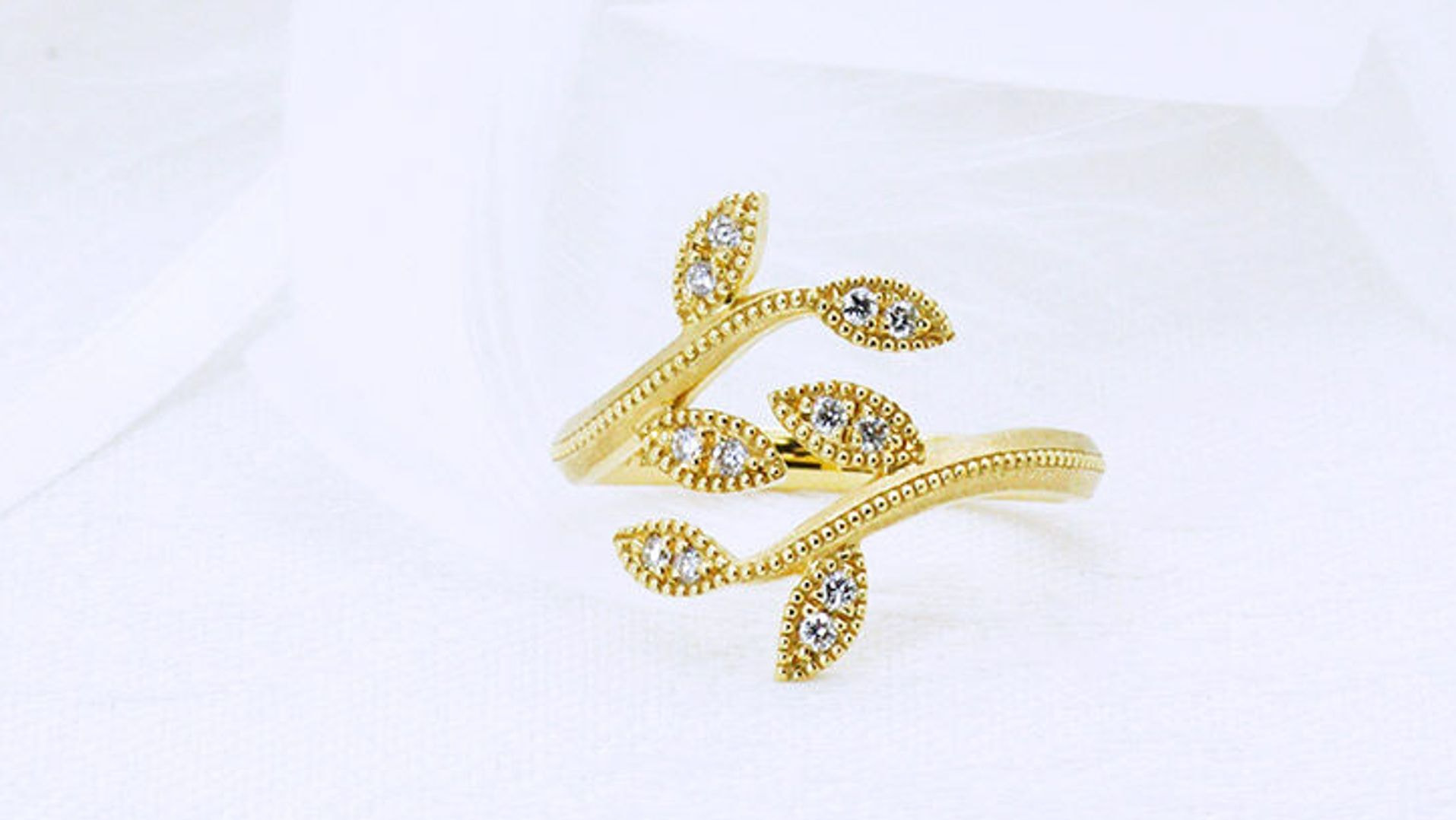 指を包み込むようなデザインの指輪