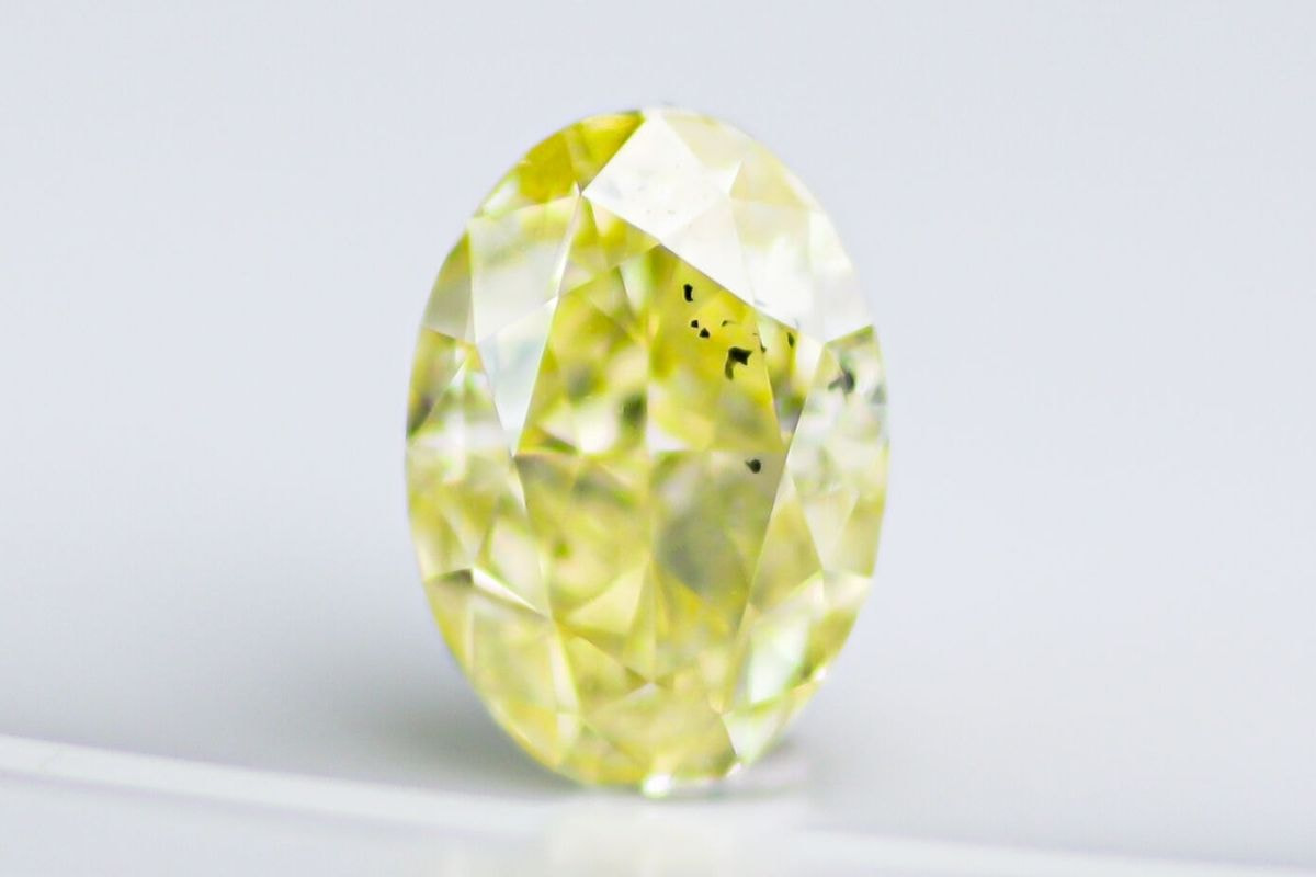 天然ファンシーインテンスイエロー ダイヤモンド SI2 0.850ct