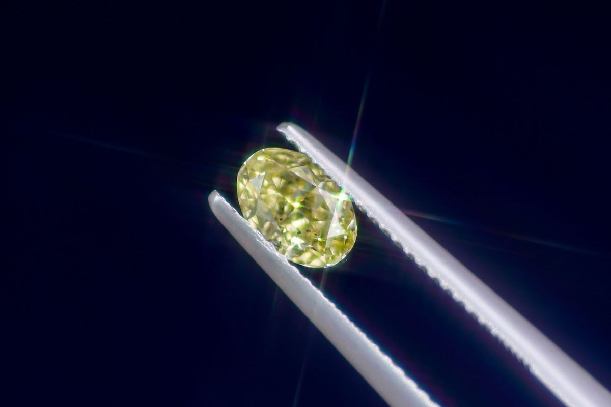 ファンシーインテンスイエローダイヤ0.42ct 天然ダイヤ0.83ct