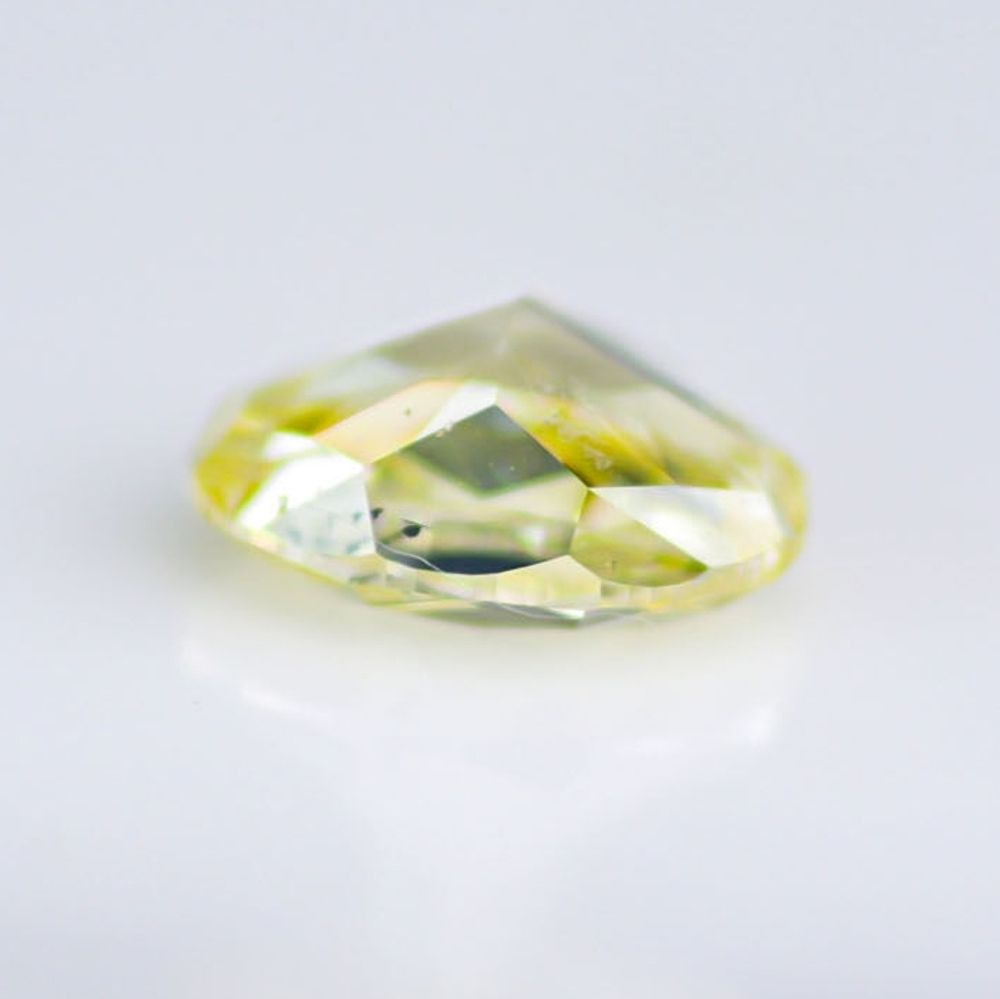 天然ファンシーインテンスイエロー ダイヤモンド 0.850ct