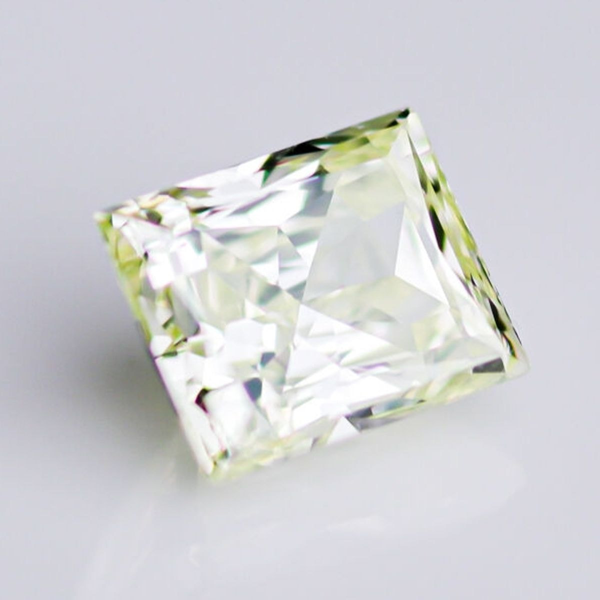 天然ファンシーライトグリーンイエロー ダイヤモンド 0.418ct