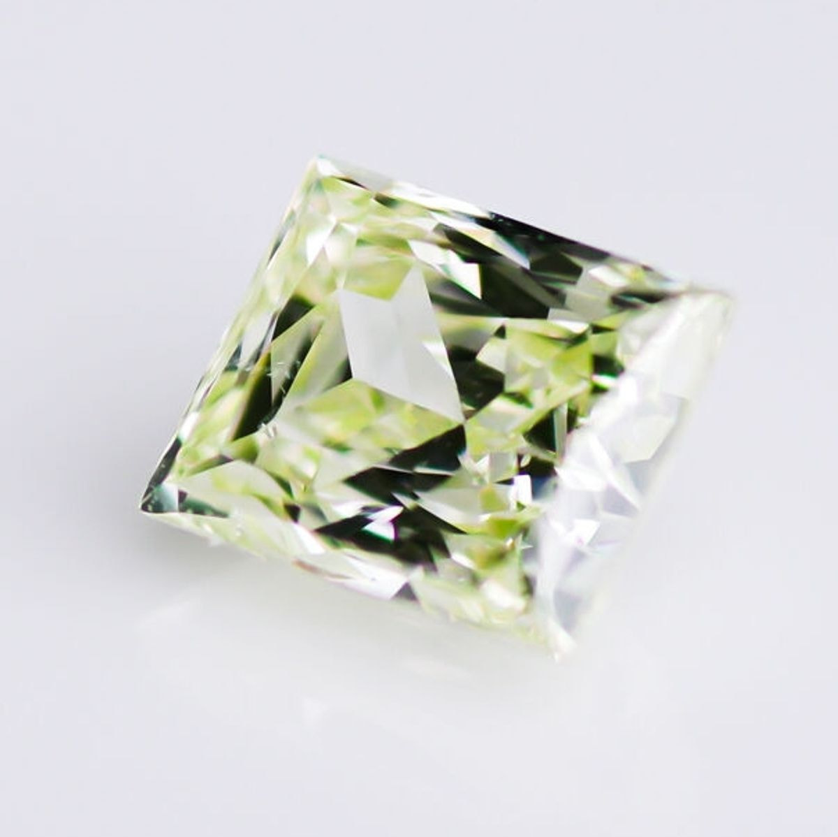 天然ダイヤモンド原石/4.838ct/イエローグリーン 天然ダイヤモンド原石/4.838ct/イエローグリーン