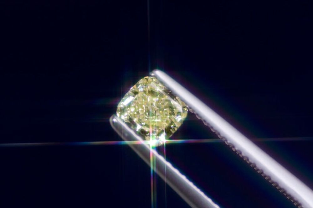 天然ファンシーイエロー ダイヤモンド 0.740ct 