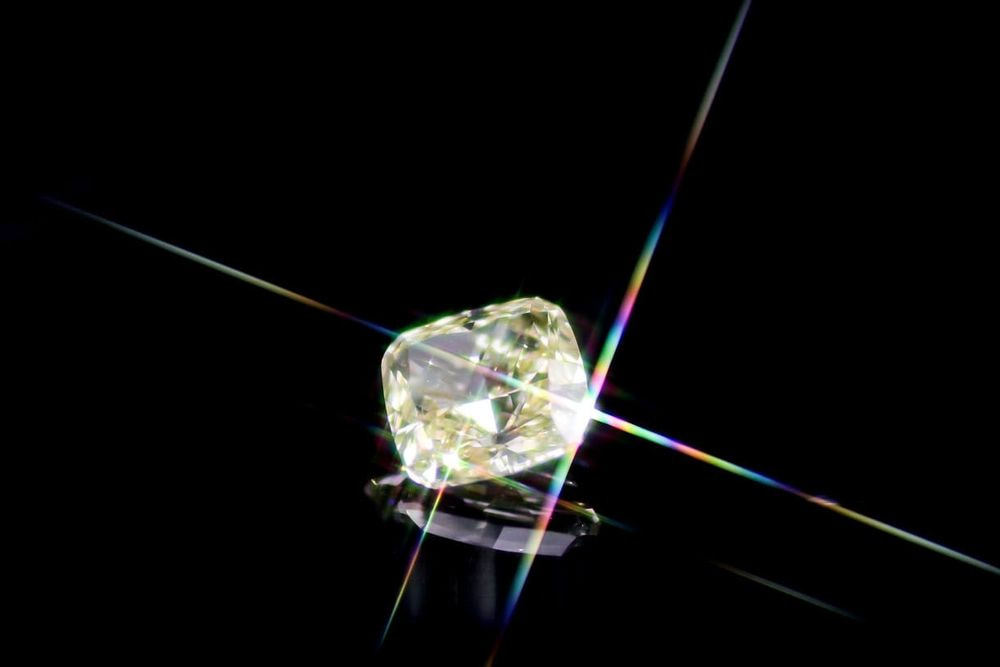天然ファンシーイエロー ダイヤモンド 0.740ct 