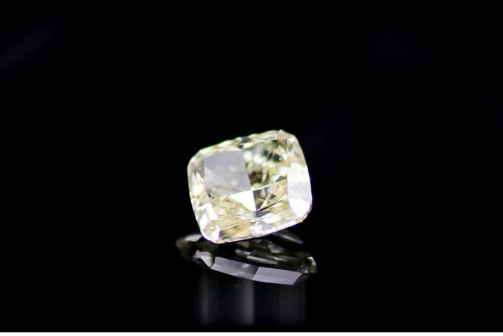 天然ファンシーイエロー ダイヤモンド 0.740ct 