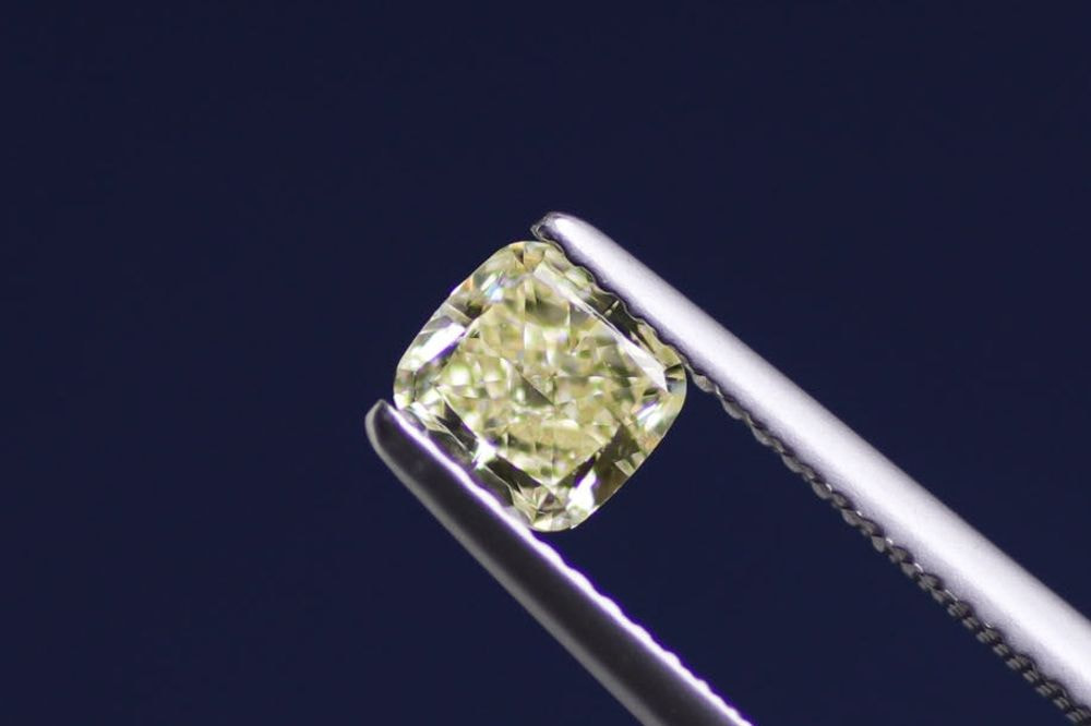 天然ファンシーイエロー ダイヤモンド 0.740ct 