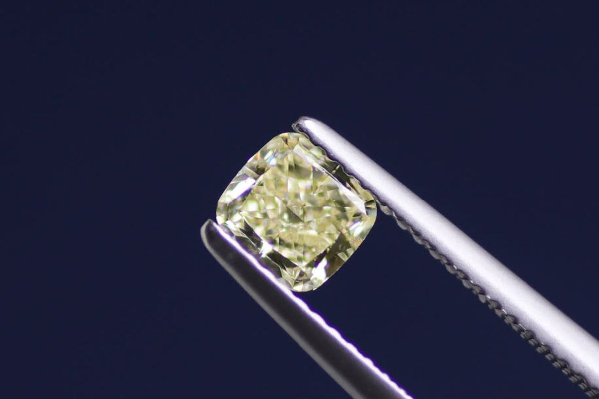 天然ファンシーイエローダイヤモンド 0.740ct