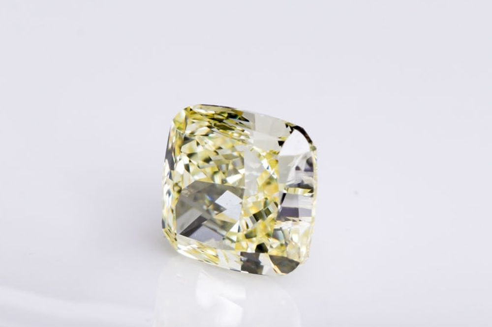 天然ファンシーイエロー ダイヤモンド 0.740ct 