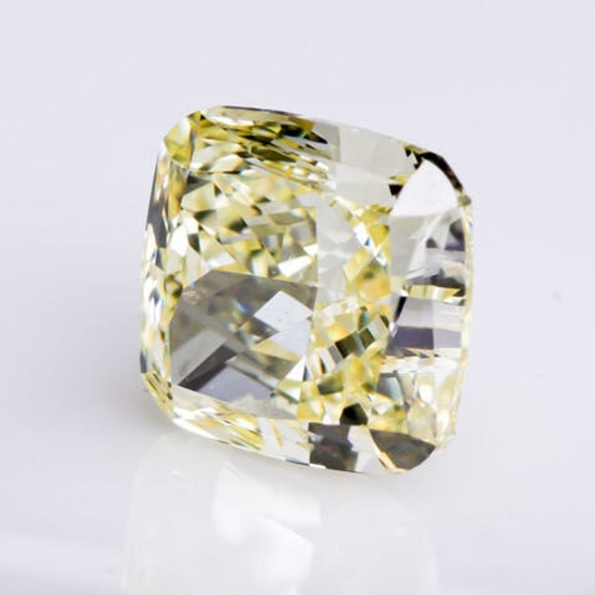 天然ファンシーイエロー ダイヤモンド 0.740ct