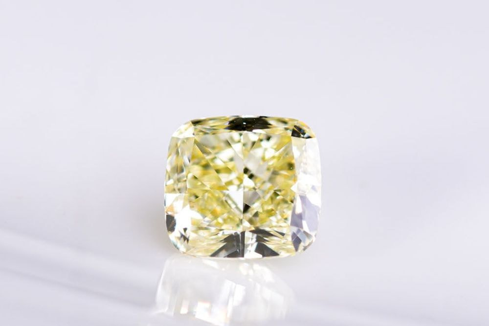 天然ファンシーイエロー ダイヤモンド 0.740ct 