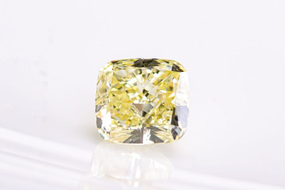 天然ファンシーイエロー ダイヤモンド 0.740ct 