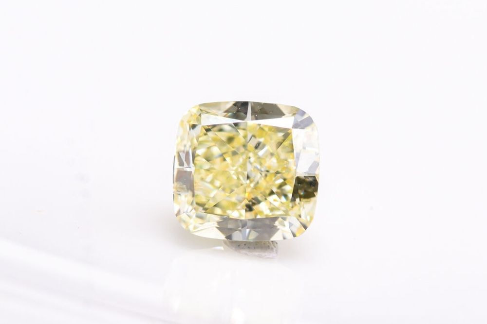 天然ファンシーイエロー ダイヤモンド 0.740ct 
