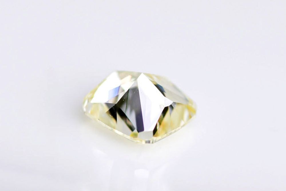 天然ファンシーイエロー ダイヤモンド 0.740ct 