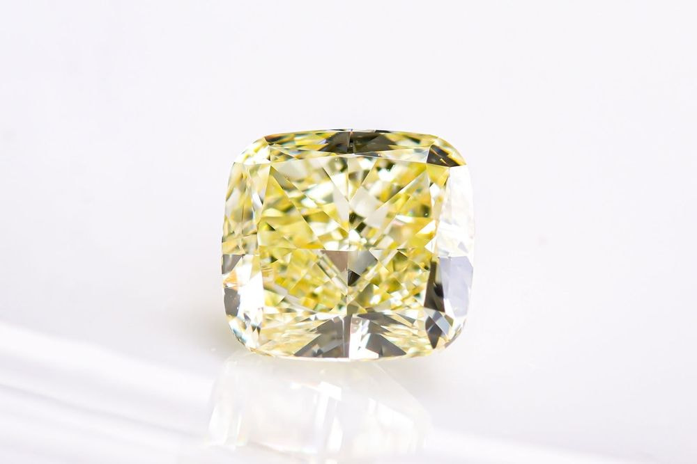 天然ファンシーイエロー ダイヤモンド 0.740ct 