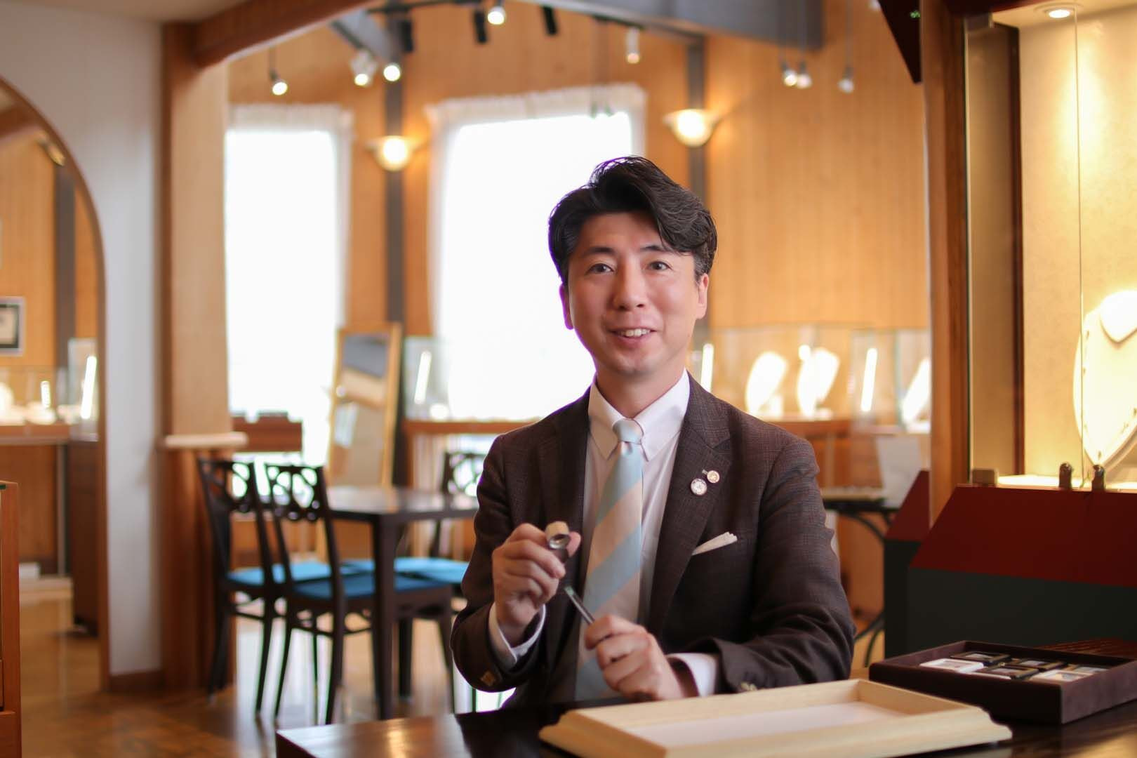 富山の宝飾専門店J.C.BARで、ジュエリー買取の相談内容を丁寧に説明する様子