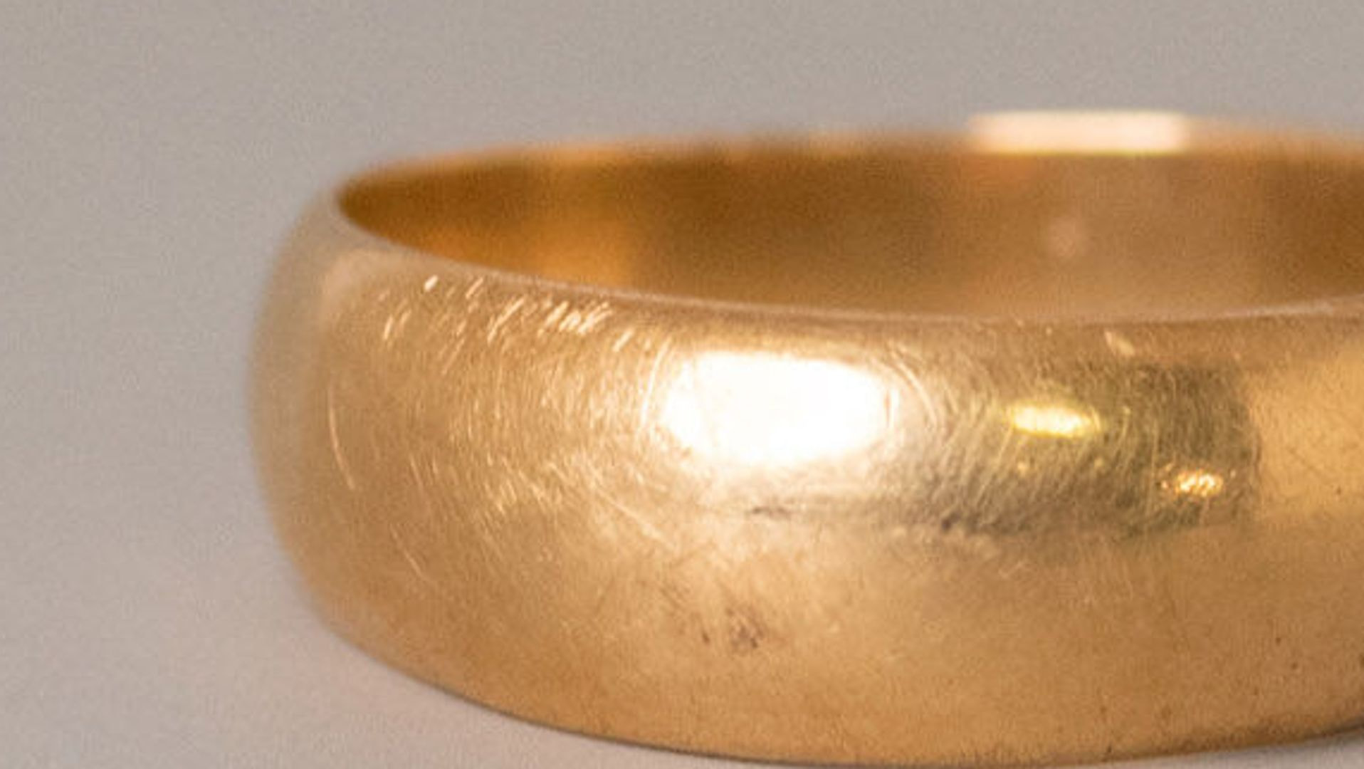 傷ついたイエローゴールドのリング表面 傷ついたイエローゴールドのリング表面