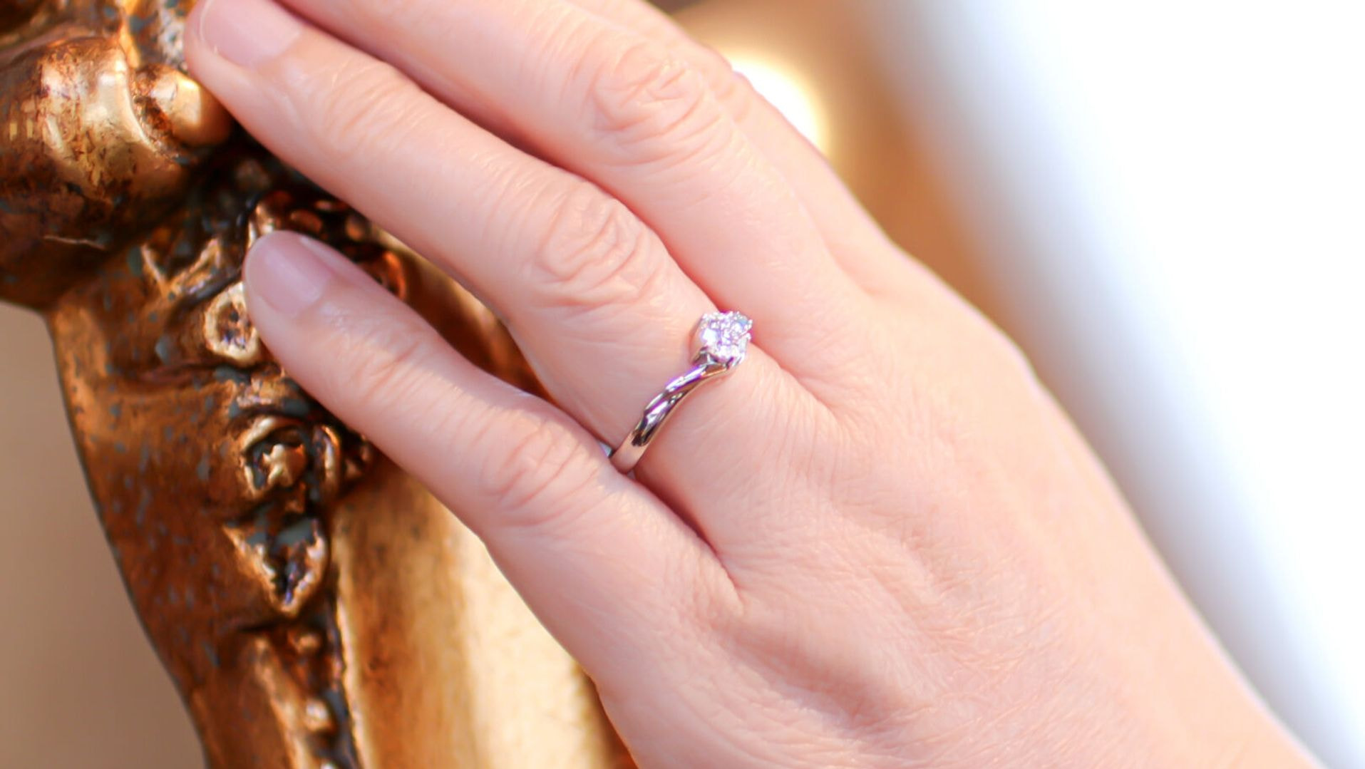 プラチナ製ダイヤモンドリングの装着例 プラチナ製ダイヤモンドリングの装着例