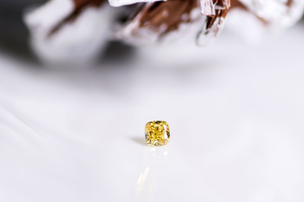 天然ファンシーヴィヴィッドイエローダイヤモンド 0.184ct