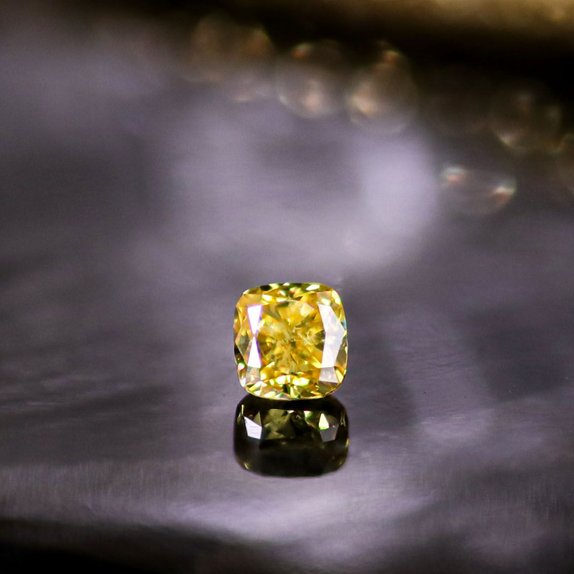 天然ファンシーヴィヴィッドイエローダイヤモンド 0.184ct