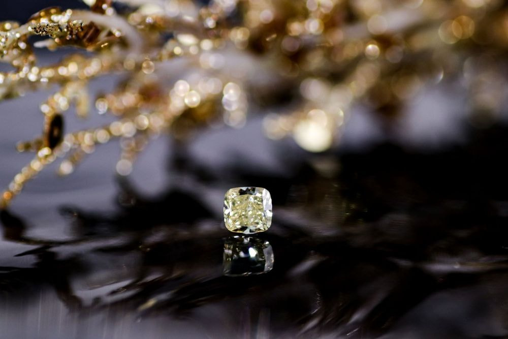 天然ファンシーイエロー ダイヤモンド 0.740ct 