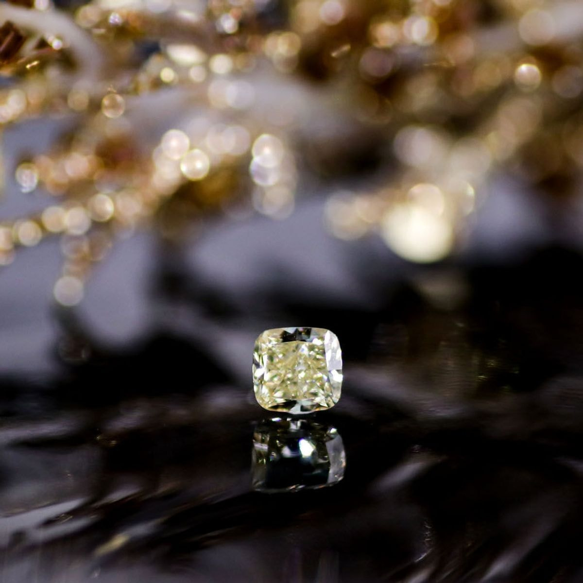 天然ファンシーイエロー ダイヤモンド 0.740ct