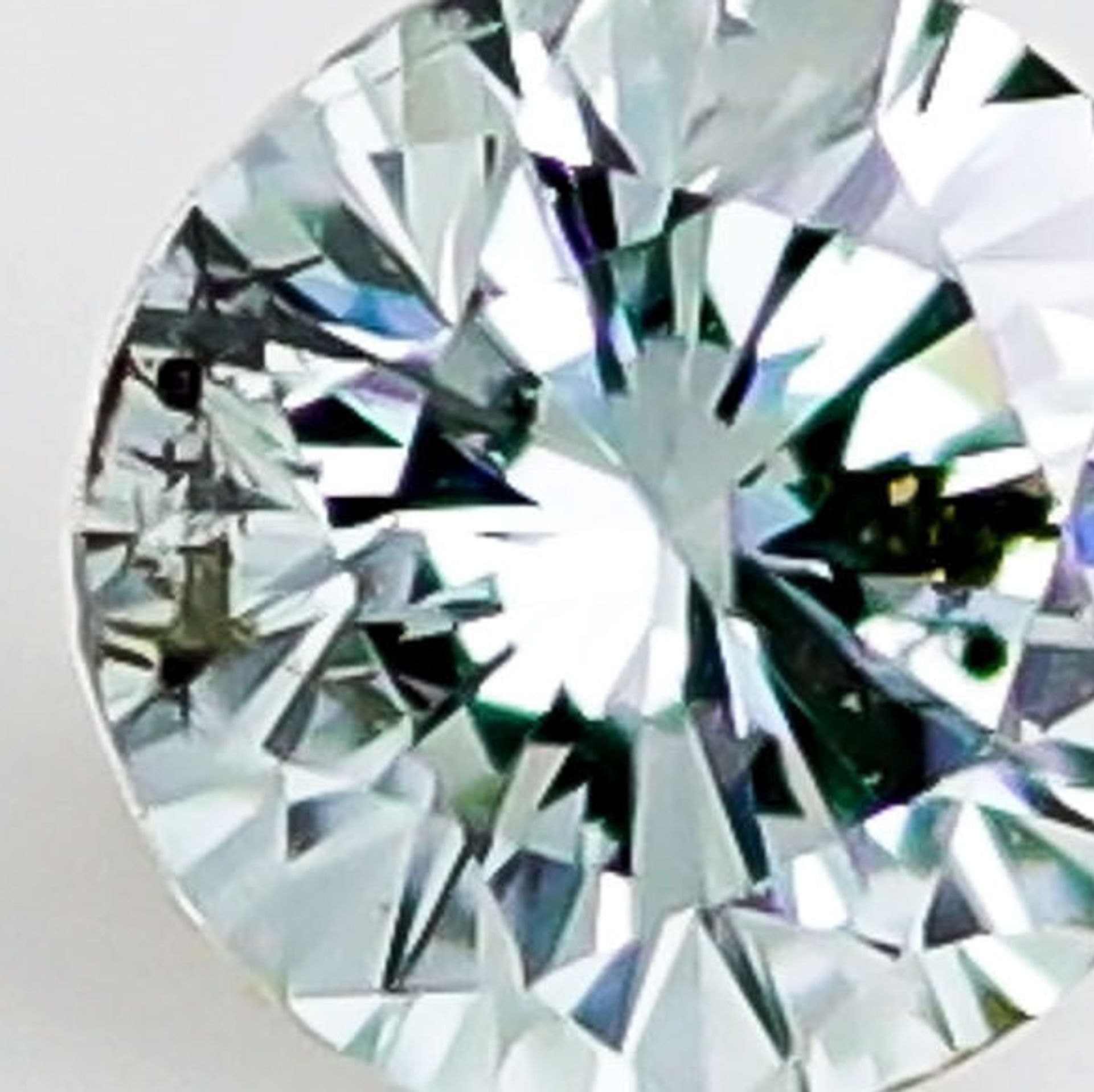 ファンシーグリーンブルーダイヤモンドの拡大写真