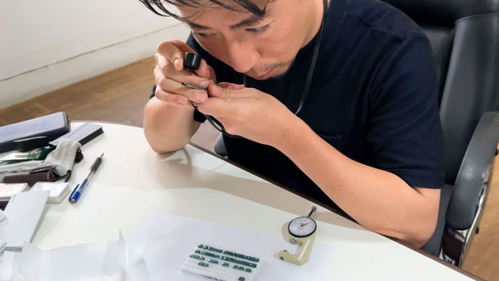 宝飾専門店J.C.BARでルーペを使い宝石を確認する査定風景 宝飾専門店J.C.BARでルーペを使い宝石を確認する査定風景