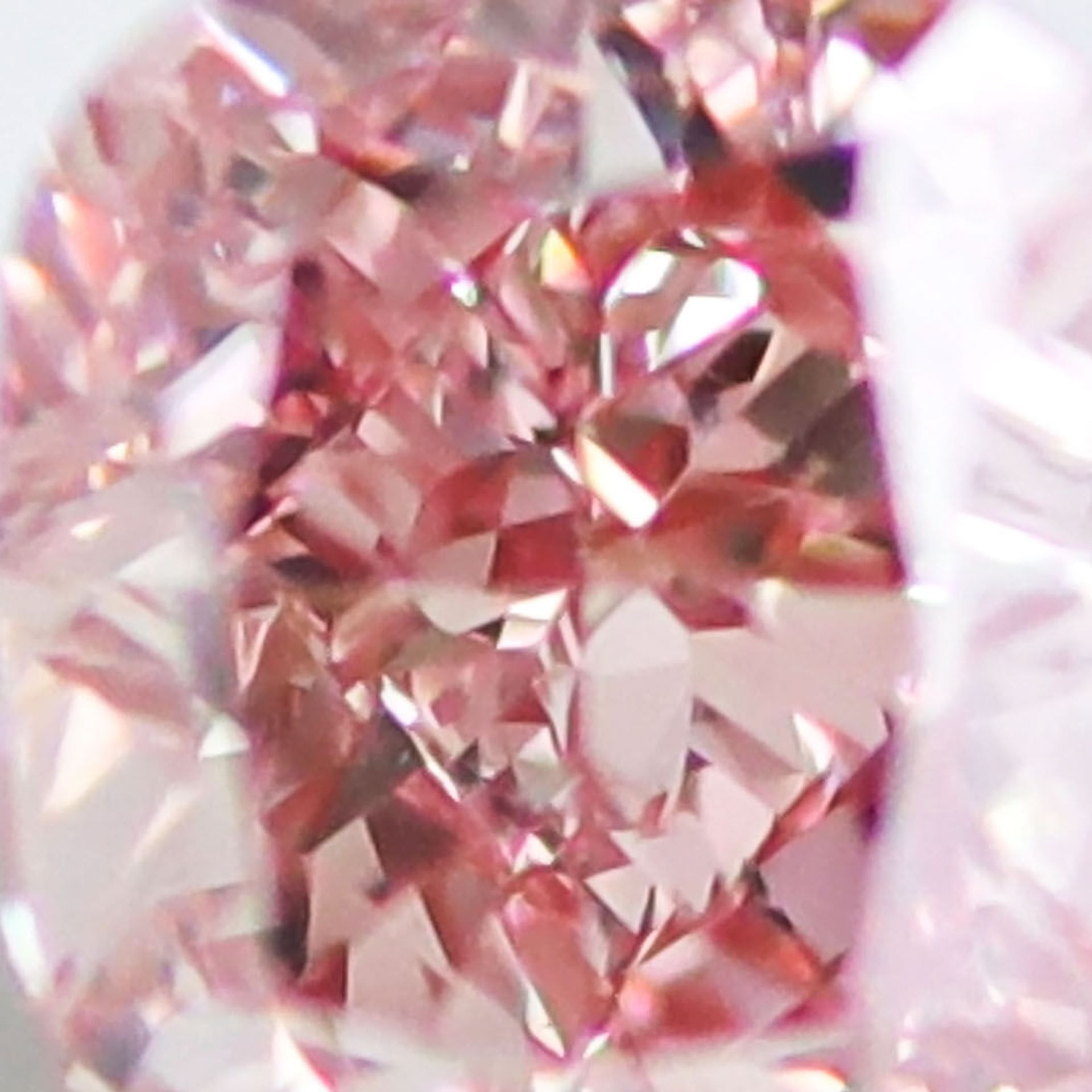 ファンシーカラーダイヤモンドの透明度（クラリティ）｜内包物の見え方と評価