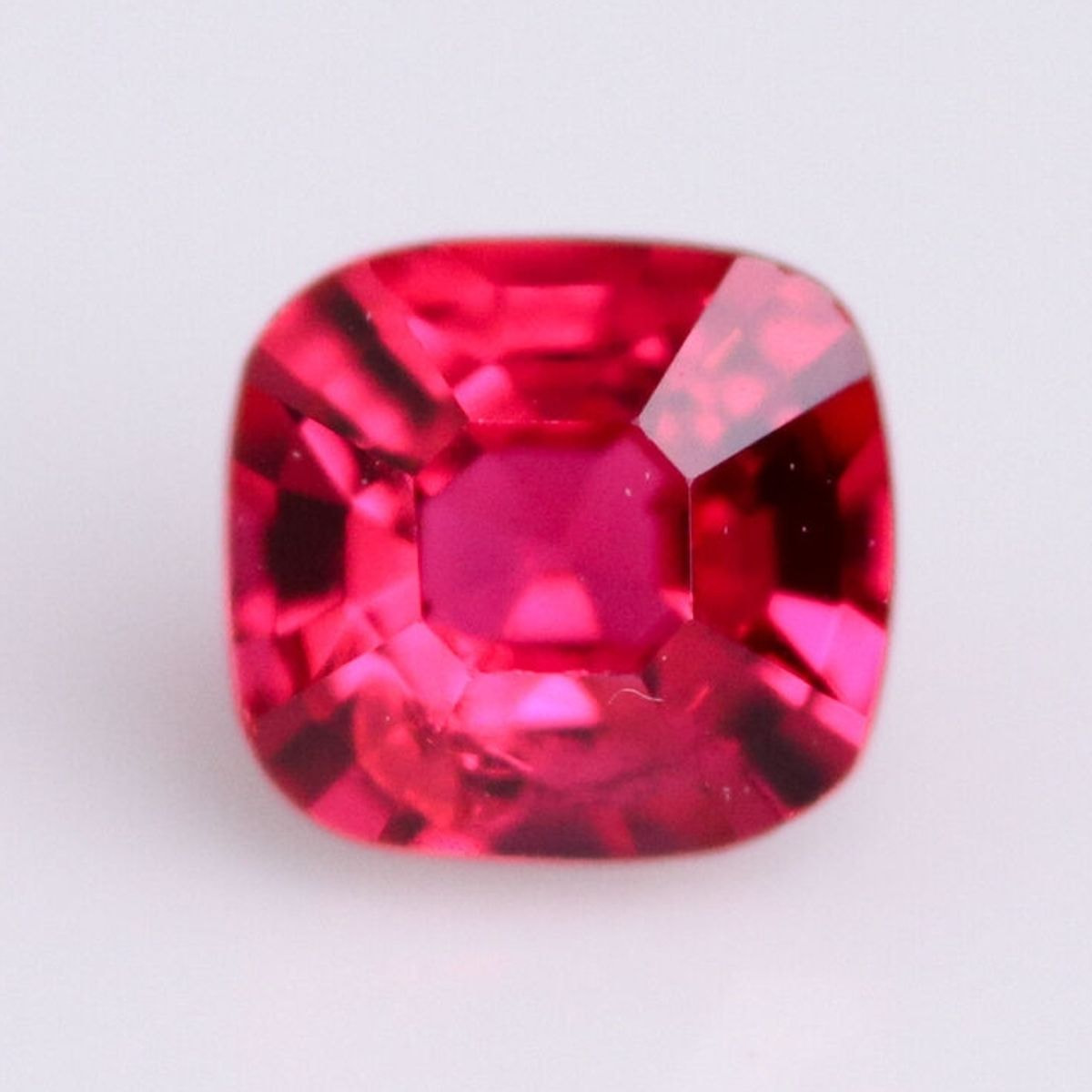 天然レッドスピネル（ジェダイスピネル） 0.197ct [非加熱/ミャンマー産]