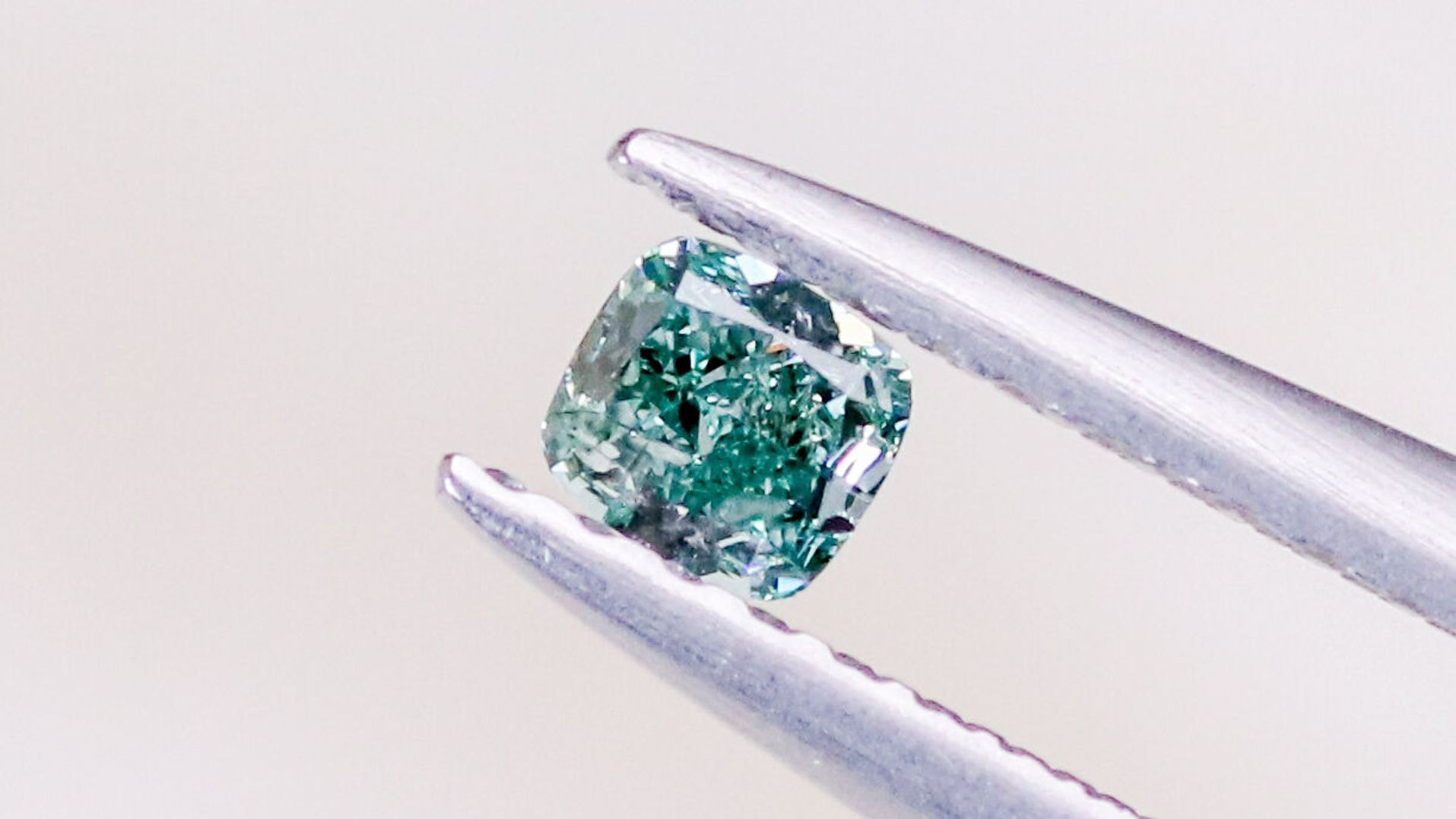 天然インテンスファンシーグリーニッシュブルーダイヤモンド 天然インテンスファンシーグリーニッシュブルーダイヤモンド