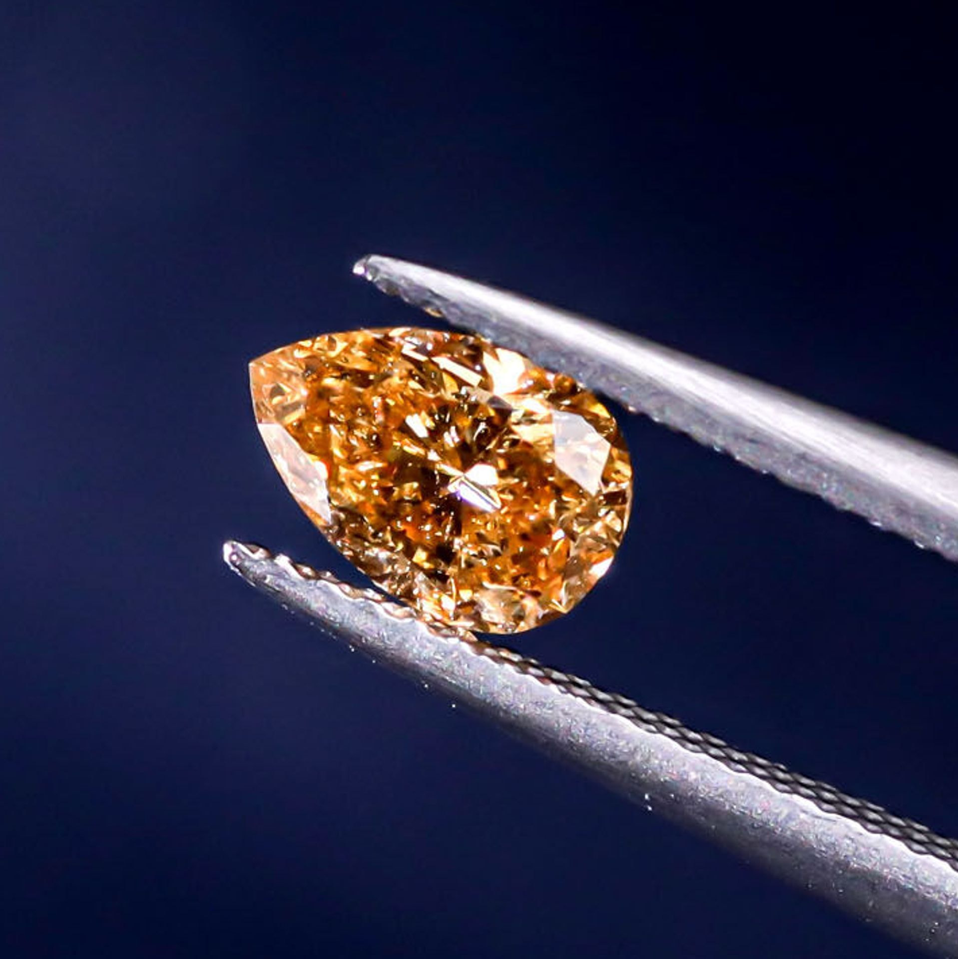 鮮やかなインテンスイエローオレンジダイヤモンド