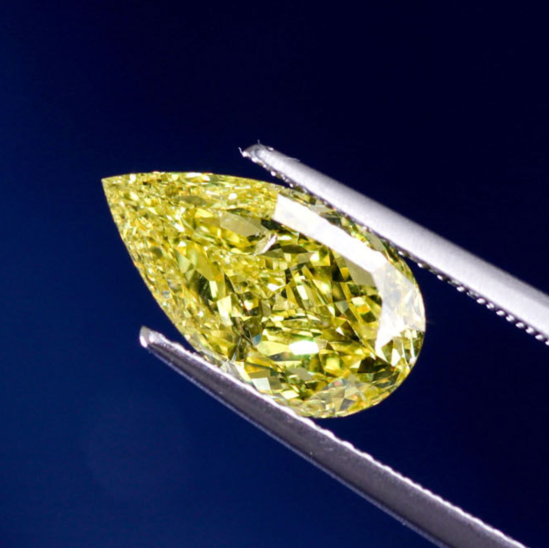 ファンシーカラーダイヤモンドの評価で重要な「鮮やかさ(サチュレーション)」を解説。色の強さや純度が石の魅力にどのように影響するのかを説明します。 ファンシーカラーダイヤモンドの評価で重要な「鮮やかさ(サチュレーション)」を解説。色の強さや純度が石の魅力にどのように影響するのかを説明します。