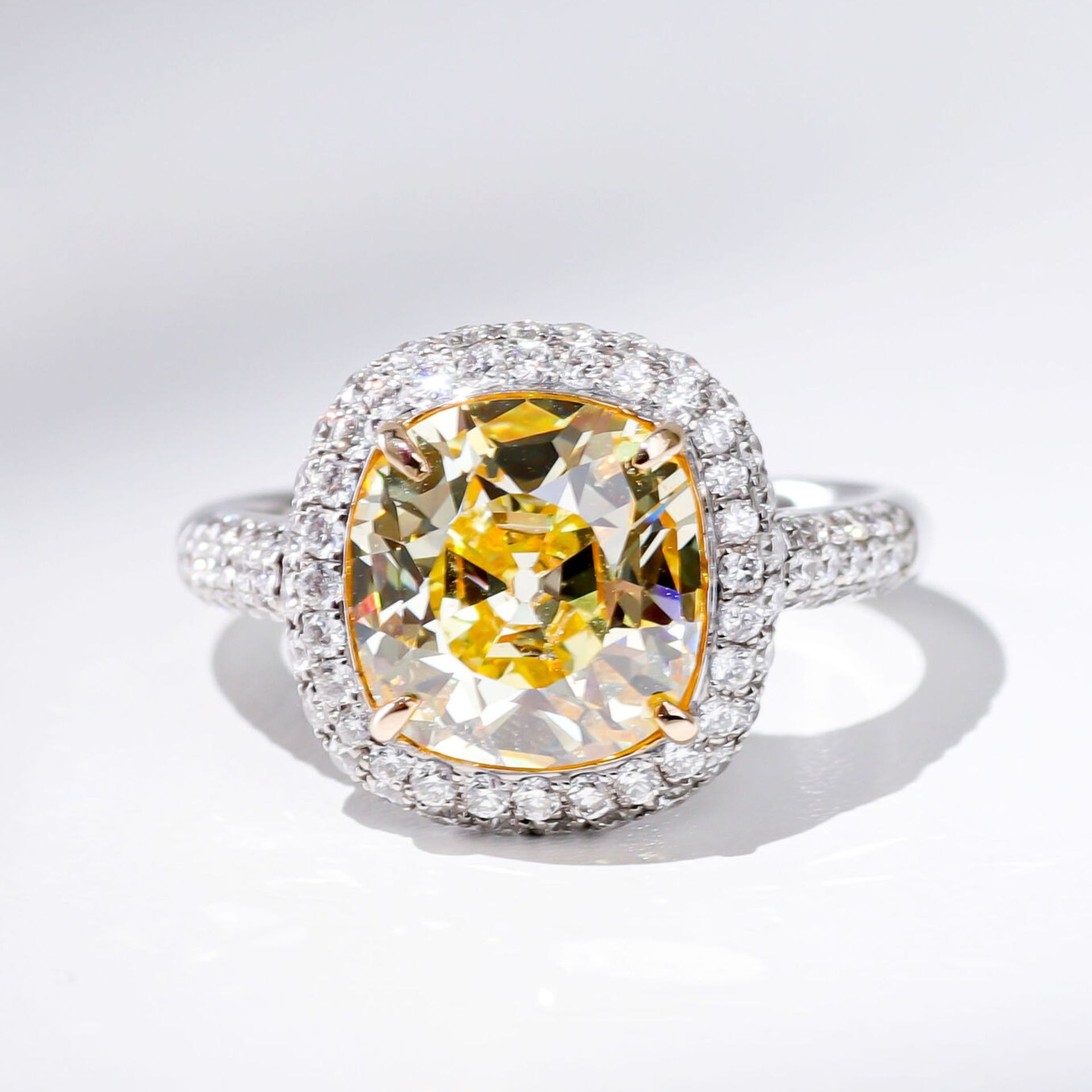 落ち着いたトーンのインテンスイエローダイヤモンド 落ち着いたトーンのインテンスイエローダイヤモンド