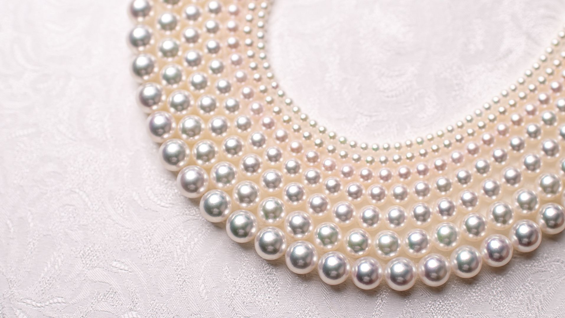 大小さまざまなあこやパールネックレス