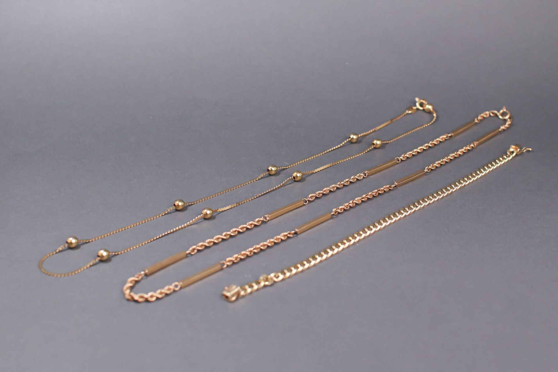 切れたチェーンや片方だけのジュエリーも相談可能。素材と状態を確認して査定 切れたチェーンや片方だけのジュエリーも相談可能。素材と状態を確認して査定