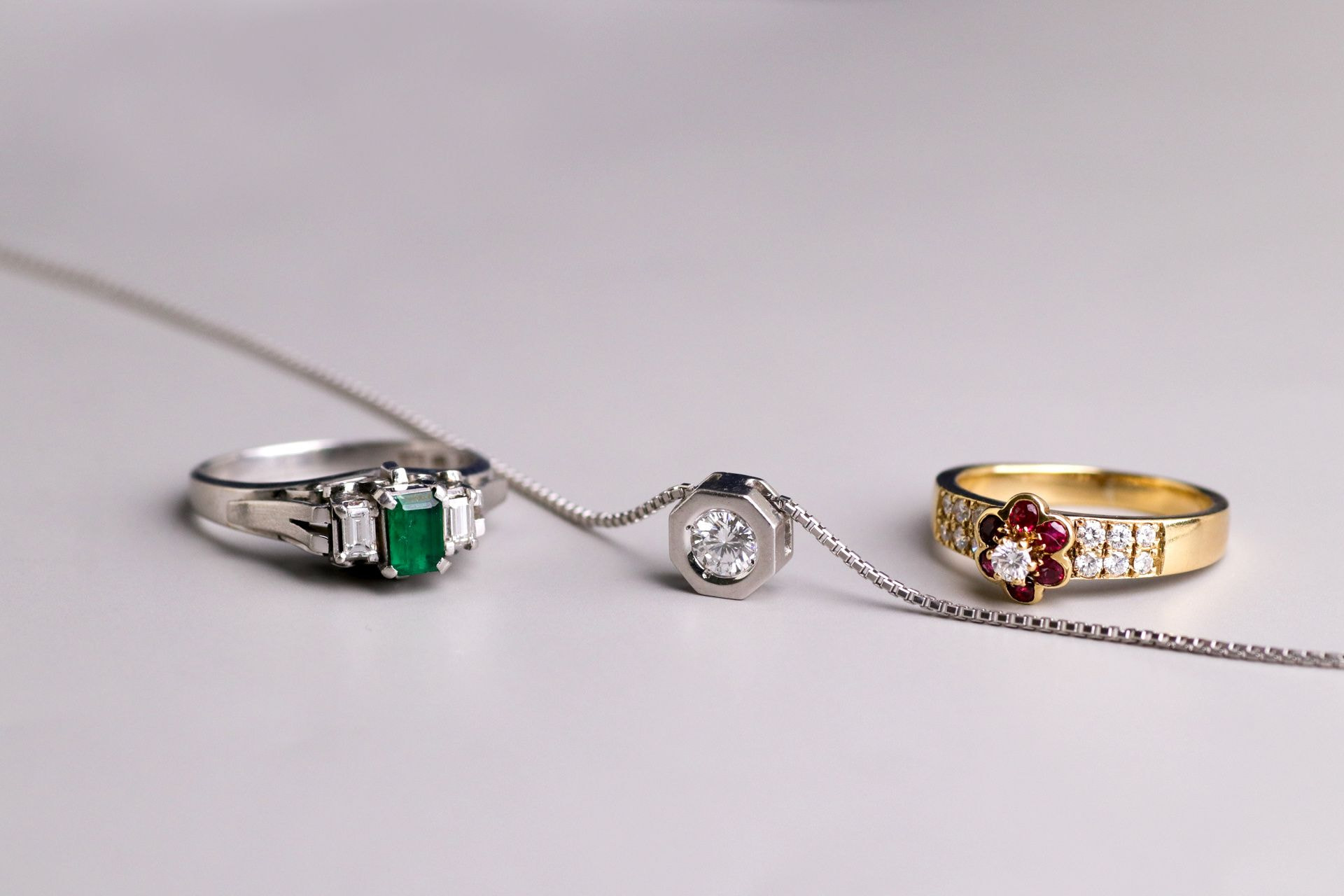 複数のジュエリー:リングとペンダント 複数のジュエリー:リングとペンダント