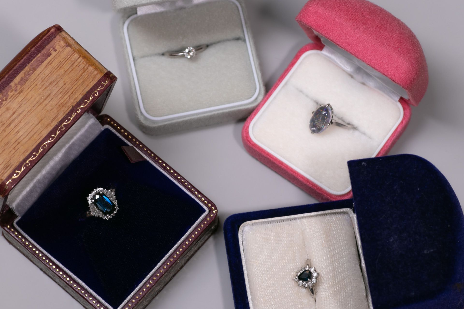 ケース入りの指輪を慎重に確認し、売却以外の選択肢も検討するイメージ ケース入りの指輪を慎重に確認し、売却以外の選択肢も検討するイメージ