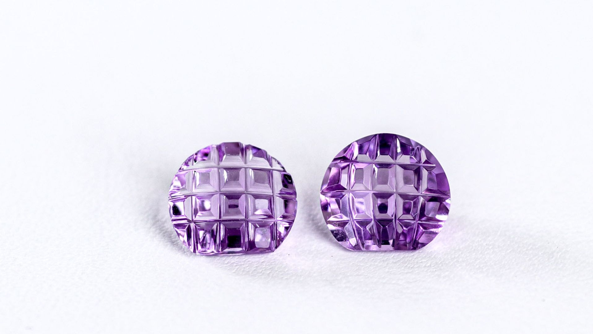 珍しいカットのアメシストペアルース