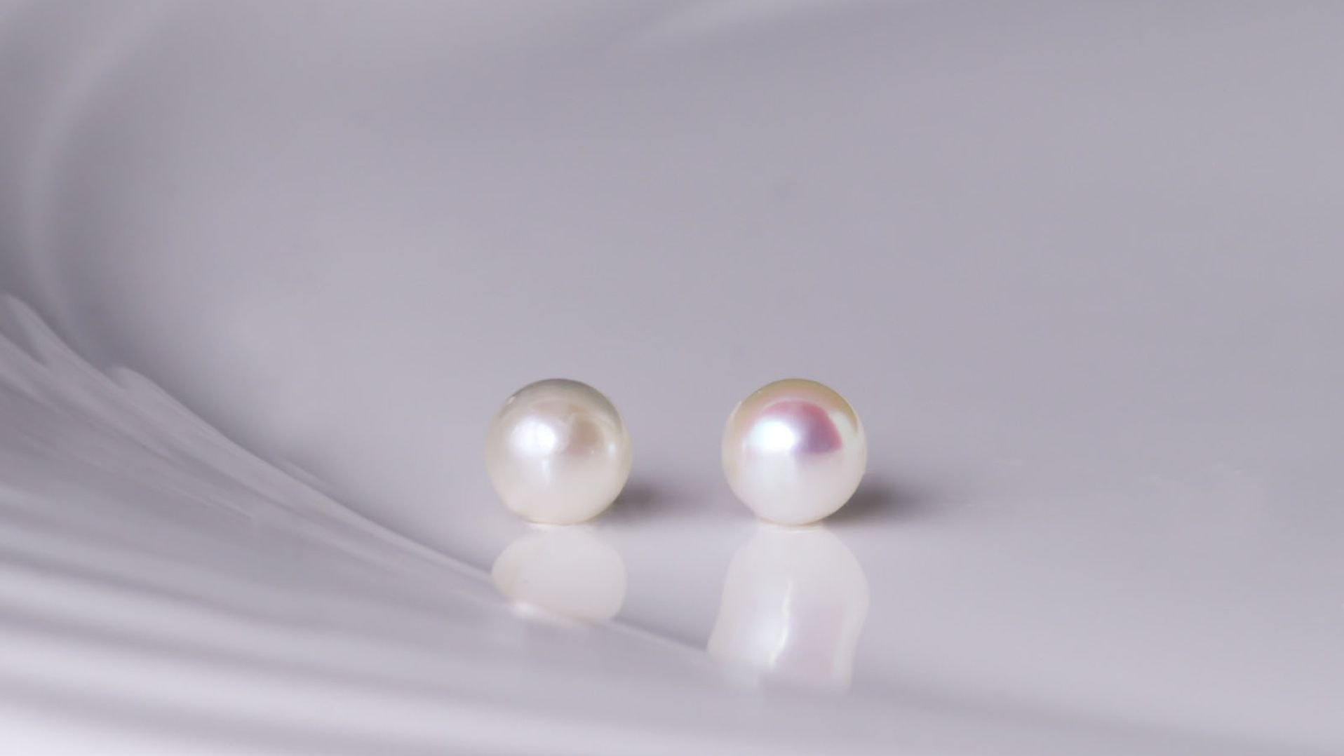 左:元のパール 右:新たに留めるパール 左:元のパール 右:新たに留めるパール