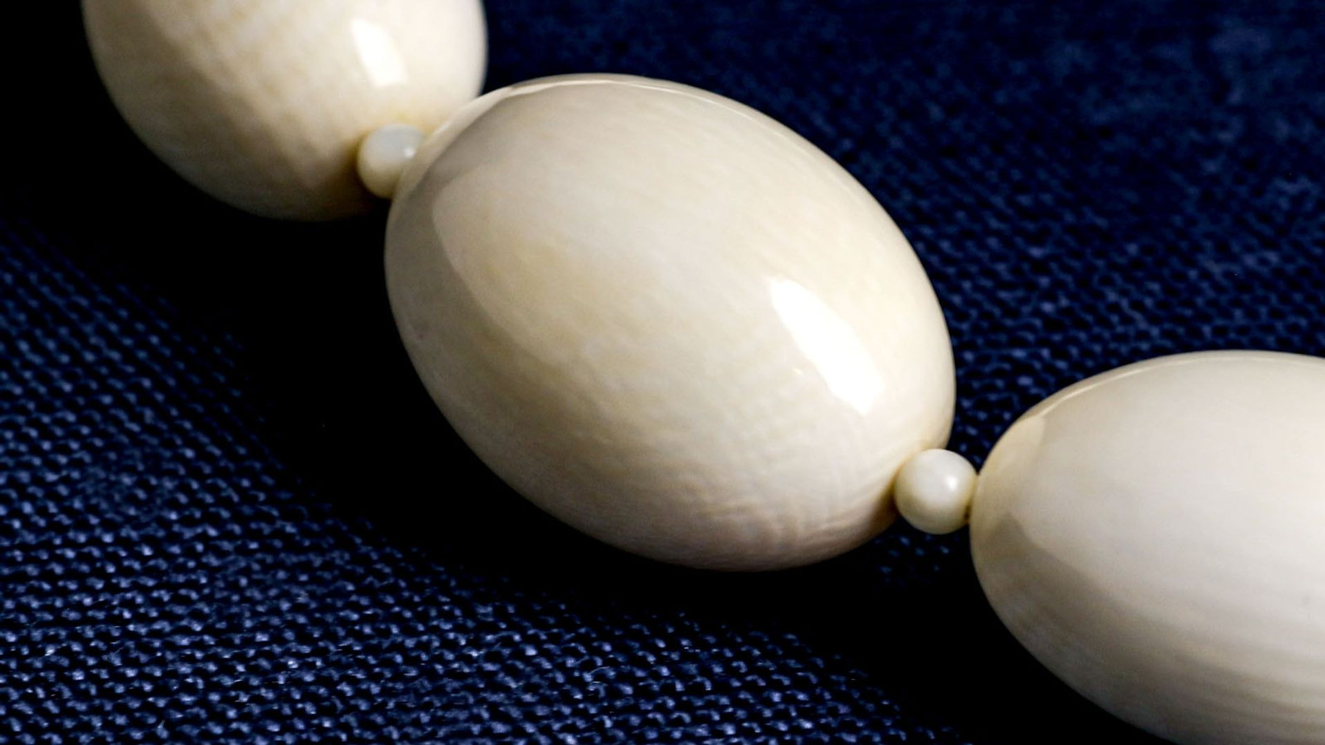 クリーニング後の象牙のネックレス近影 クリーニング後の象牙のネックレス近影